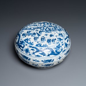 Een Chinese blauw-witte 'honderd jongens' dekseldoos, Wanli merk en periode — foto 8