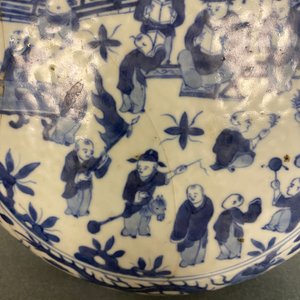 Een Chinese blauw-witte 'honderd jongens' dekseldoos, Wanli merk en periode — foto 9