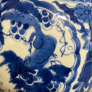 Een Chinese blauw-witte hookah-basis met eekhoorns en druivenranken, Kangxi — foto 22
