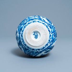 Een Chinese blauw-witte hookah-basis met eekhoorns en druivenranken, Kangxi — foto 5