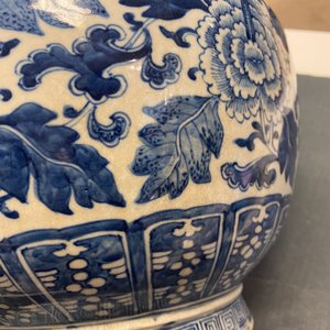 Een Chinese blauw-witte 'hu' vaas met floraal decor, Qianlong merk, 19e eeuw — foto 18