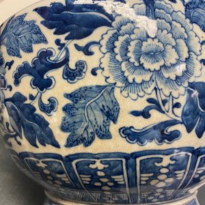 Een Chinese blauw-witte 'hu' vaas met floraal decor, Qianlong merk, 19e eeuw — foto 20