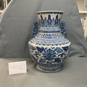 Een Chinese blauw-witte 'hu' vaas met floraal decor, Qianlong merk, 19e eeuw — foto 22