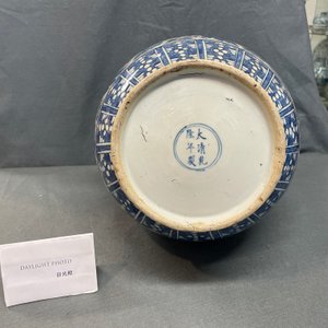 Een Chinese blauw-witte 'hu' vaas met floraal decor, Qianlong merk, 19e eeuw — foto 24
