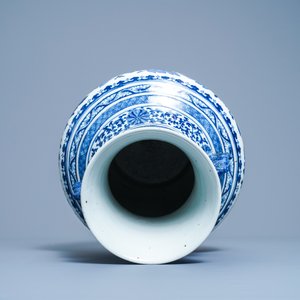 Een Chinese blauw-witte 'hu' vaas met floraal decor, Qianlong merk, 19e eeuw — foto 5