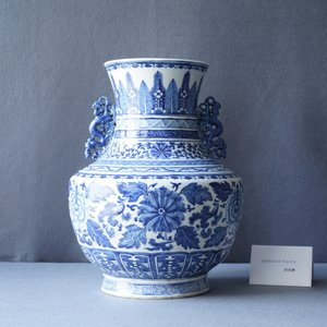 Een Chinese blauw-witte 'hu' vaas met floraal decor, Qianlong merk, 19e eeuw — foto 7