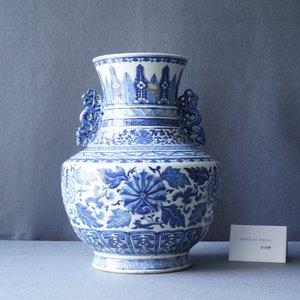 Een Chinese blauw-witte 'hu' vaas met floraal decor, Qianlong merk, 19e eeuw — foto 8