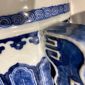 Een Chinese blauw-witte 'hu' vaas met lotusslingers, 19e eeuw — foto 12