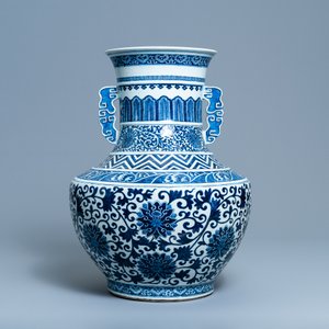 Een Chinese blauw-witte 'hu' vaas met lotusslingers, 19e eeuw — foto 3