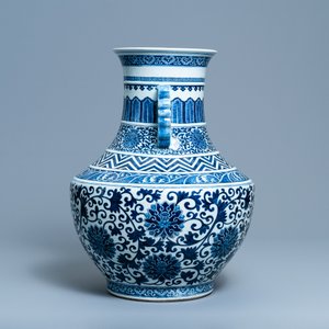 Een Chinese blauw-witte 'hu' vaas met lotusslingers, 19e eeuw — foto 4