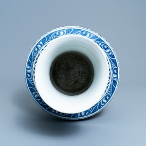 Een Chinese blauw-witte 'hu' vaas met lotusslingers, 19e eeuw — foto 5