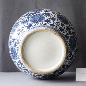 Een Chinese blauw-witte 'hu' vaas met lotusslingers, 19e eeuw — foto 9