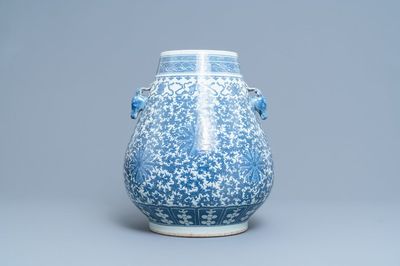 Een Chinese blauw-witte 'hu' vaas met lotusslingers, 19e eeuw