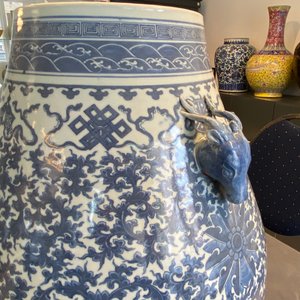 Een Chinese blauw-witte 'hu' vaas met lotusslingers, 19e eeuw — foto 12