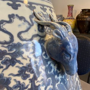 Een Chinese blauw-witte 'hu' vaas met lotusslingers, 19e eeuw — foto 13