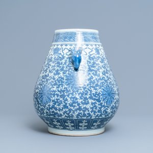 Een Chinese blauw-witte 'hu' vaas met lotusslingers, 19e eeuw — foto 2