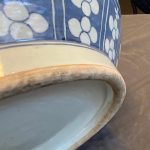Een Chinese blauw-witte 'hu' vaas met lotusslingers, 19e eeuw — foto 22