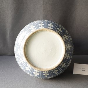 Een Chinese blauw-witte 'hu' vaas met lotusslingers, 19e eeuw — foto 27
