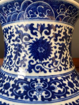 Een Chinese blauw-witte 'hu' vaas met lotusslingers, Qianlong merk, 19e eeuw — foto 12