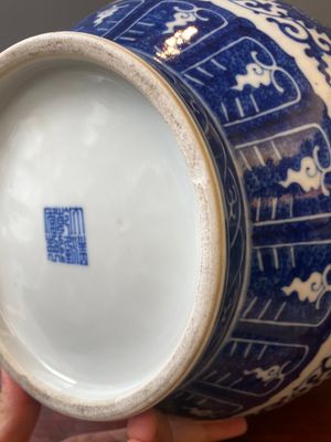 Een Chinese blauw-witte 'hu' vaas met lotusslingers, Qianlong merk, 19e eeuw — foto 14