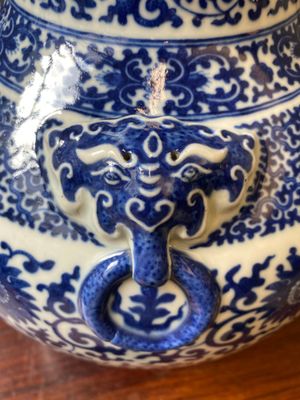 Een Chinese blauw-witte 'hu' vaas met lotusslingers, Qianlong merk, 19e eeuw — foto 7