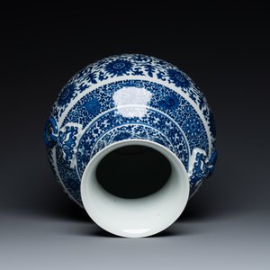 Een Chinese blauw-witte 'hu' vaas met lotusslingers, Qianlong merk, 19e eeuw — foto 5