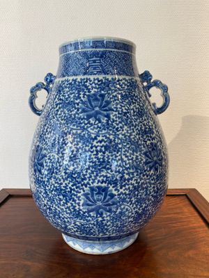 Een Chinese blauw-witte 'hu' vaas met lotusslingers, Qianlong merk, 19e eeuw — foto 1