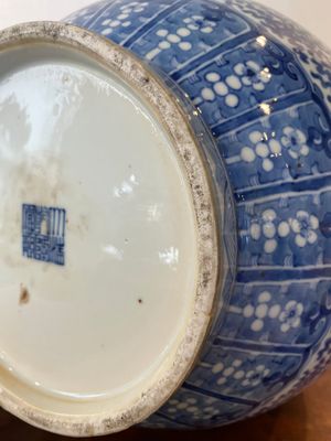 Een Chinese blauw-witte 'hu' vaas met lotusslingers, Qianlong merk, 19e eeuw — foto 6