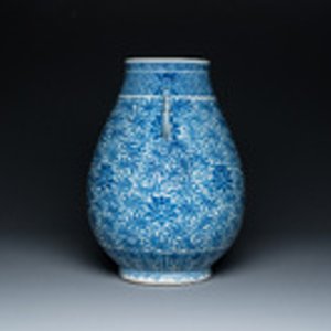Een Chinese blauw-witte 'hu' vaas met lotusslingers, Qianlong merk, 19e eeuw — foto 2