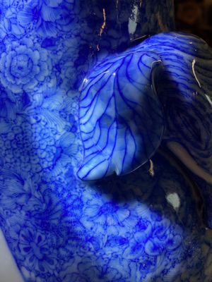 Een Chinese blauw-witte 'hu' vaas met olifantenoren, Qianlong merk, Republiek — foto 12