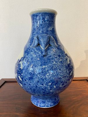 Een Chinese blauw-witte 'hu' vaas met olifantenoren, Qianlong merk, Republiek — foto 2