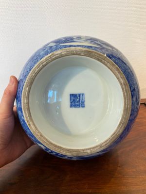 Een Chinese blauw-witte 'hu' vaas met olifantenoren, Qianlong merk, Republiek — foto 6