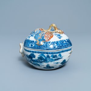 Een Chinese blauw-witte, ijzerrode en vergulde dekselterrine in de vorm van een granaatappel, Jiaqing — foto 2