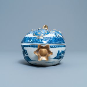 Een Chinese blauw-witte, ijzerrode en vergulde dekselterrine in de vorm van een granaatappel, Jiaqing — foto 4