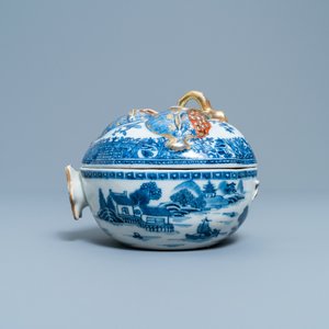 Een Chinese blauw-witte, ijzerrode en vergulde dekselterrine in de vorm van een granaatappel, Jiaqing — foto 5