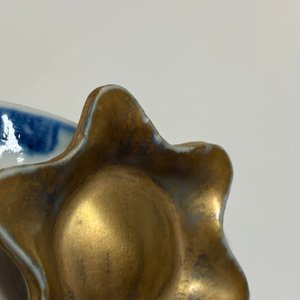 Een Chinese blauw-witte, ijzerrode en vergulde dekselterrine in de vorm van een granaatappel, Jiaqing — foto 9