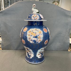 Een Chinese blauw-witte, ijzerrode en vergulde dekselvaas met poederblauwe fondkleur, Kangxi — foto 13