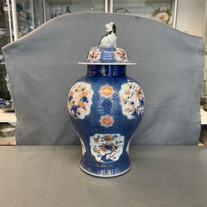 Een Chinese blauw-witte, ijzerrode en vergulde dekselvaas met poederblauwe fondkleur, Kangxi — foto 15