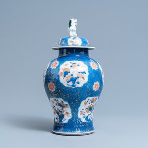 Een Chinese blauw-witte, ijzerrode en vergulde dekselvaas met poederblauwe fondkleur, Kangxi — foto 2