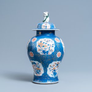 Een Chinese blauw-witte, ijzerrode en vergulde dekselvaas met poederblauwe fondkleur, Kangxi — foto 4