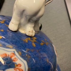 Een Chinese blauw-witte, ijzerrode en vergulde dekselvaas met poederblauwe fondkleur, Kangxi — foto 7