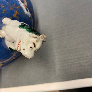 Een Chinese blauw-witte, ijzerrode en vergulde dekselvaas met poederblauwe fondkleur, Kangxi — foto 10