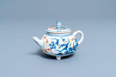 Een Chinese blauw-witte, ijzerrode en vergulde driepotige theepot met deksel, Kangxi