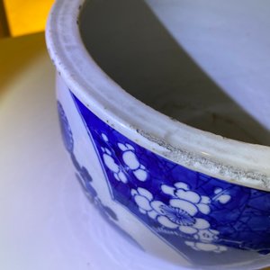Een Chinese blauw-witte jardinière, Kangxi — foto 12