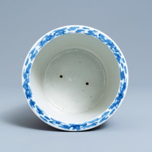 Een Chinese blauw-witte jardinière met de 'Acht paarden van Mu Wang', Qianlong merk, 19e eeuw — foto 7