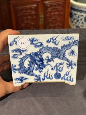 Een Chinese blauw-witte jardinière met draken, Guangxu — foto 1