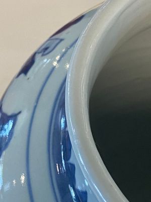 Een Chinese blauw-witte 'Jia Guan Jin Jue 加官晉爵' dekselvaas, Transitie periode — foto 7