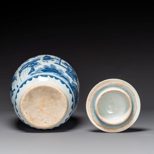 Een Chinese blauw-witte 'Jia Guan Jin Jue 加官晉爵' dekselvaas, Transitie periode — foto 6