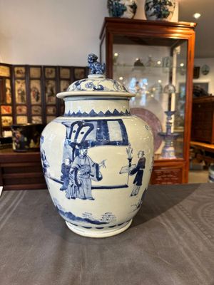 Een Chinese blauw-witte 'Jia Guan Jin Jue 加官晉爵' dekselvaas, Transitie periode — foto 1