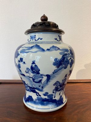 Een Chinese blauw-witte 'Joosje te paard' vaas met houten deksel, Kangxi — foto 1